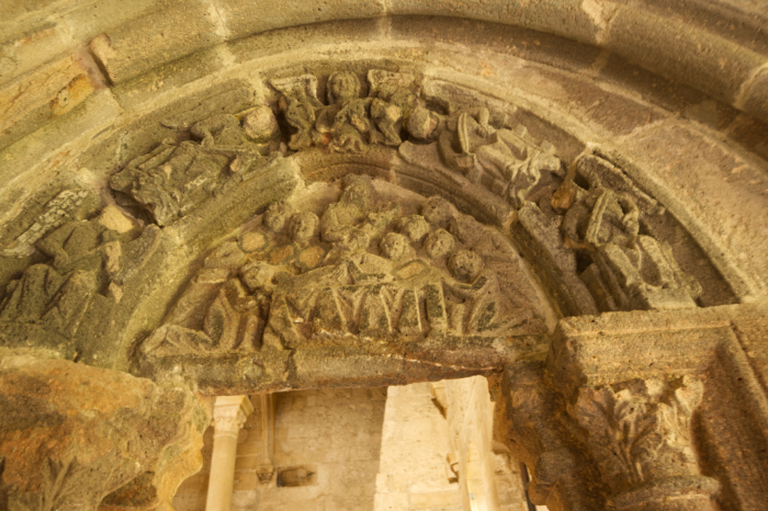 Timpano de la portada de comunicación del oratorio del abad con la cocina de la reina del monasterio de Carracedo